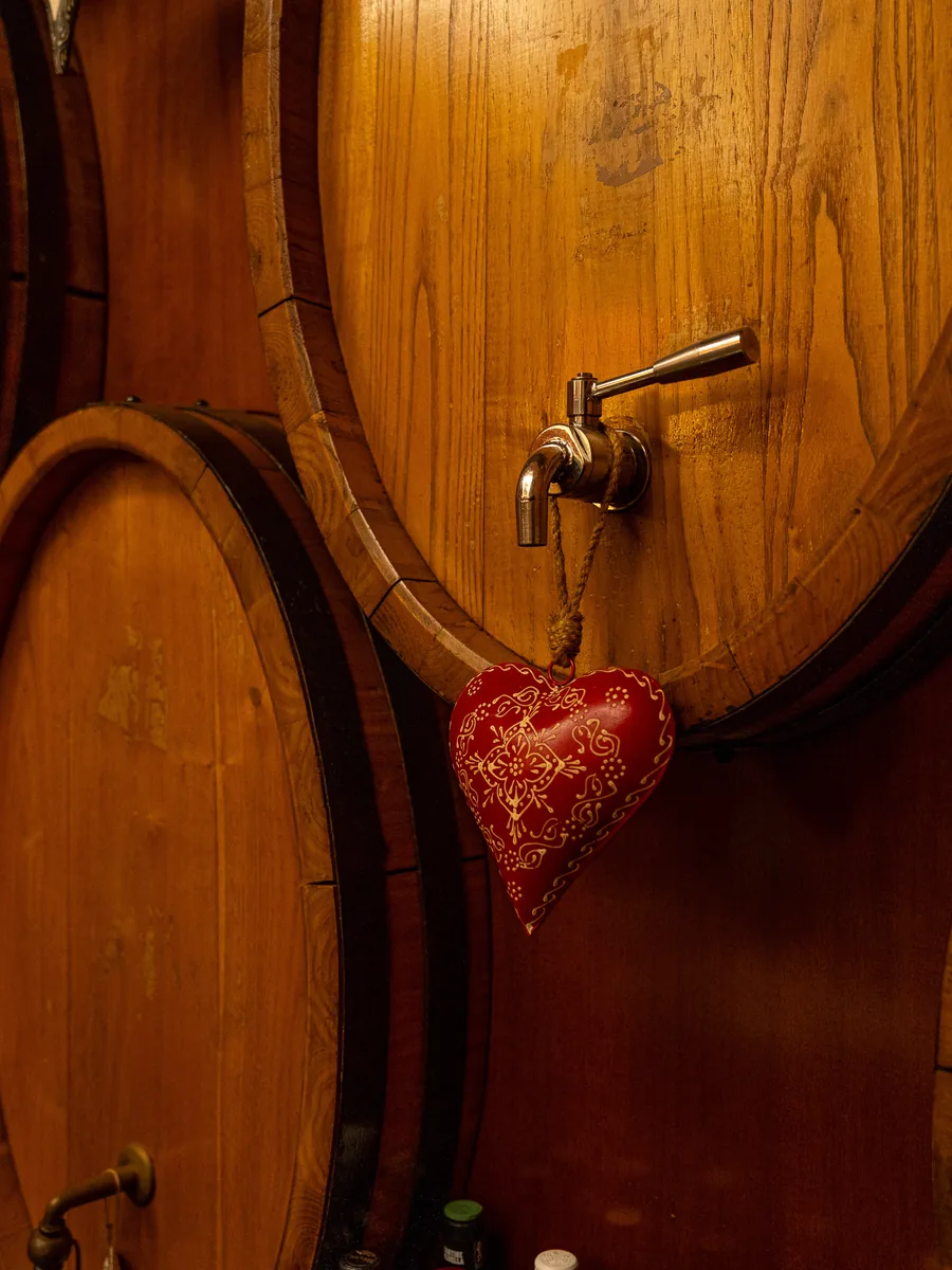 Botti e dettagli storici all’interno dell’enoteca