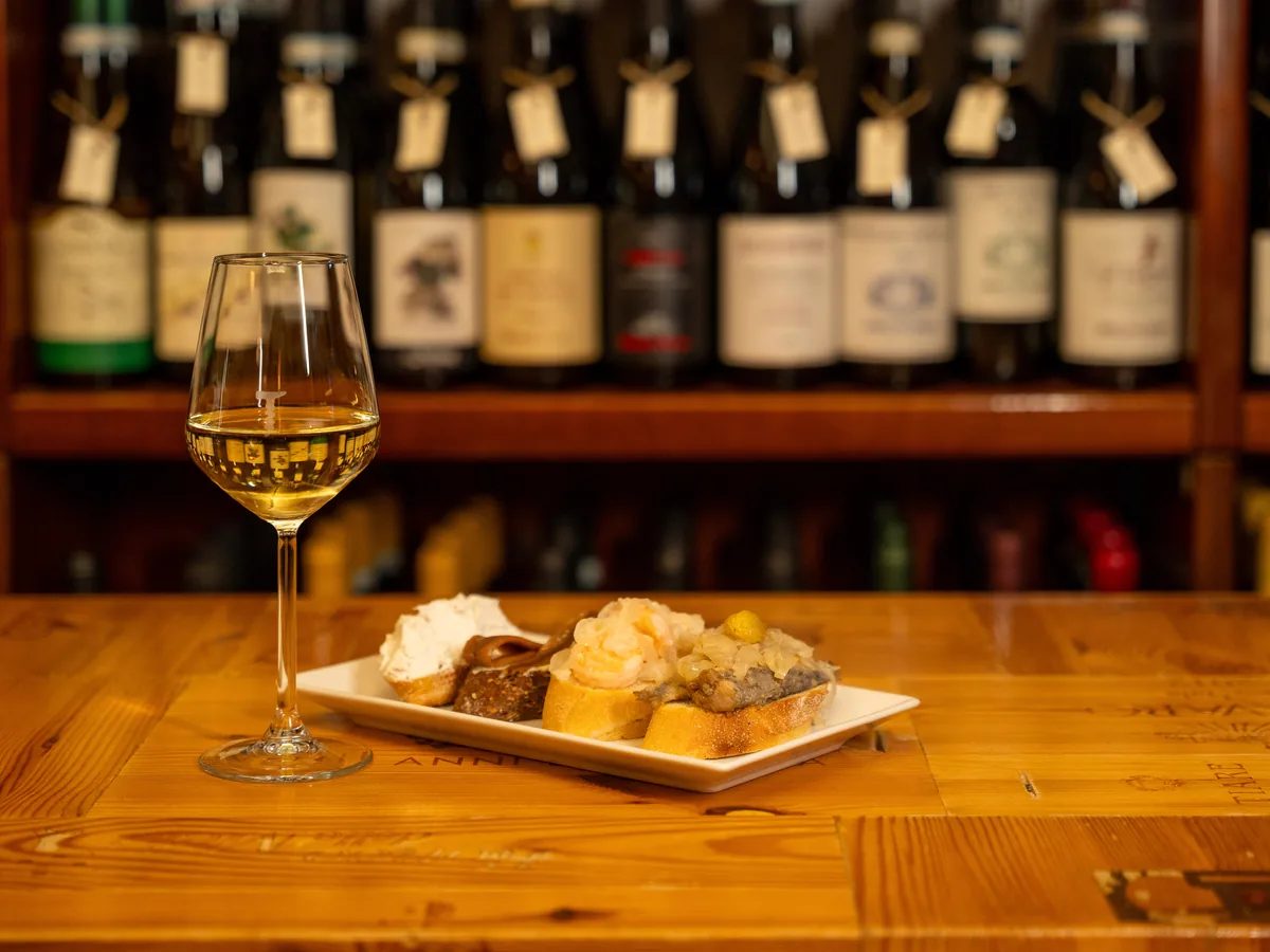 Calice e spunciotti preparati per una degustazione