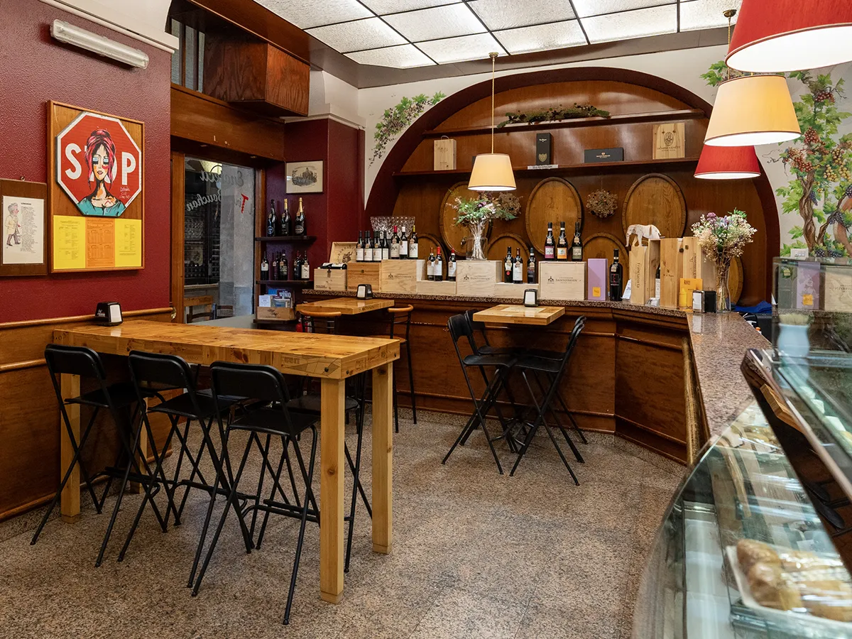 Il bancone storico dell’Enoteca Il Tira Bouchon